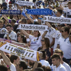 Aficionados del Real Madrid esperan la llegada del equipo madridista a la madrileña plaza de Cibeles, para celebrar el título conseguido de la Liga de Campeones en la final disputada ayer sábado frente a la Juventus en el estadio Millenium de Cardiff.-EFE