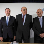 El presidente de Abertis, Salvador Alemany, en el centro, junto al consejero delegado, José Aljaro, a su derecha y el director de comunicación, Juan Manuel Hernández Puértolas.-FERNANDO ALVARADO / EFE