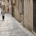 Una mujer transita por el Casco Viejo.-Valentín Guisande