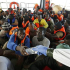 Imágenes del rescate de una embarcación con 200 personas este sábado.-Foto: D. Z. L./ EFE