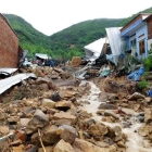 Los equipos de rescate se han movilizado para rescatar a víctimas y desaparecidos y evacuar a las personas que tuvieron que abandonar sus casas.-AFP