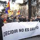 Roger Torrent, Quim Torra y otros miembros del Govern, con una pancarta a las puertas del Supremo.-DAVID CASTRO