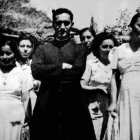 Una imagen del documental sobre el obispo Óscar Arnulfo Romero, con los más desprotegidos de El Salvador.-EL PERIÓDICO
