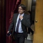 El president, Carles Puigdemont, entra en el hemiciclo del Parlament-FERRAN NADEU