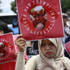 Protesta de estudiantes musulmantes contra la política migratoria de Trump frente a la embaja de EEEUU en Yakarta, este sábado.-AP / DITA ALANGKARA