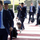 Antoine Griezmann y otros jugadores del Atlético se disponen a embarcar rumbo a Milán, este jueves.-EFE / MARISCAL