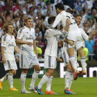 Los jugadores del Real Madrid celebran el tanto logrado por Karim Benzemá.-Foto: EFE