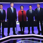 Los siete candidatos a las primarias de la izquierda francesa para las presidenciales, el 19 de enero, antes del debate televisado, en París.-EFE / ERIC FEFERBERG