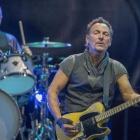 Bruce Springsteen, en el concierto del Camp Nou de Barcelona, en mayo, con el que el Boss empezó en Europa su gira 'The river tour'.-FERRAN SENDRA