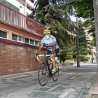 Un ciclista se desplaza por el carril bici de Mariano Vicén. MARIO TEJEDOR