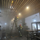 Dos bomberos en las labores de extinción del incendio declarado en el restaurante de Soto Playa.-VALENTIN GUISANDE