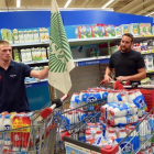 Protesta de ganaderos franceses contra Lactalis en un supermercado.-AFP / FRANCOIS LO PRESTI