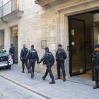 Varios agentes de la Guardia Civil, durante la operación anticorrupción de este martes en Girona.-JOAN CASTRO (ICONNA)