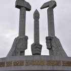 Detalle del monumento del Partido de los Trabajadores de Corea del Norte en Piongyang-FRANCK ROBICHON