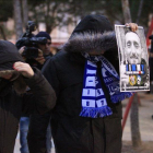 Un momento de la concentración llevada a cabo en la capital, organizada por la Coordinadora Antifascista de Madrid, para recordar al ultra del Deportivo de la Coruña fallecido en los enfrentamientos previos al partido entre su equipo y el Atlético de Madr-EFE