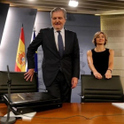 El ministro portavoz, Íñigo Mendez de Vigo, y la ministra de Agricultura, Isabel Tejerina, en la rueda de prensa posterior al Consejo de Ministros.-JUAN MANUEL PRATS