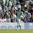 Joaquín celebra la gesta con la afición bética.-EFE / JOSÉ MANUEL VIDAL