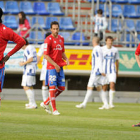 Los jugadores del Numancia decepcionados tras el 0-2 del Recre. / V. G.-