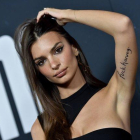 Emily Ratajkowski muestra su inscripción contra Harvey Weinstein, en el estreno del filme ’Uncut Gems’, en Hollywood.-FILMMAGIC