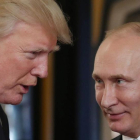Trump (izquierda) y Putin hablan durante la cumbre de líderes de la APEC, en Danang (Vietnam), el 11 de noviembre.-/ AFP / MIKHAIL KLIMENTYEV