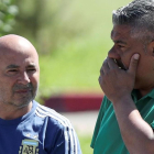 El presidente de la federación, Claudio Tapia (derecha), habla con Jorge Sampaoli durante el Mundial de Rusia.-REUTERS / ALBERT GEA
