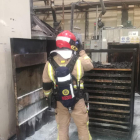 Un bombero observa el horno afectado tras el incendio. HDS