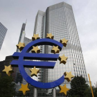 El logotipo del euro ante la sede del BCE en Fráncfort-