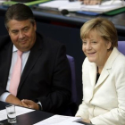 Angela Merkel, junto a su vicecanciller y líder del SPD, Sigmar Gabriel, en el Bundestag.-AFP