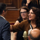 La ministra de Hacienda, María Jesús Montero, conversa con el diputado Patxi López. /-BALLESTEROS (EFE)