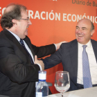El ministro de Economía y Competitividad, Luis de Guindos, saluda al el presidente de la Junta, Juan Vicente Herrera-Ical