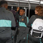 Ansu Fati, junto a Umtiti y Griezmann, en el viaje de regreso de Milán a Barcelona.-