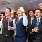 Partidarios de dejar la UE celebran los resultados en Londres.-REUTERS / TOBY MELVILLE
