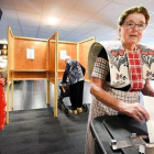 Una mujer vota, este jueves, en un colegio electoral de Holanda.-PIROSCHKA VAN DE WOUW (REUTERS)
