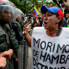 Una mujer se encara con la policía, el miércoles, en una protesta contra el Gobierno en Caracas.-AFP / FEDERICO PARRA