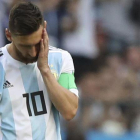 La apesadumbrada reacción de Messi al consumarse la derrota de Argentina contra Francia.-AP / THANASSIS STAVRAKIS