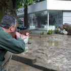 Un hombre disparando tranquilizantes a un hipopótamo en las calles inundadas de Tiflis.-Foto: EFE / GOBIERNO DE GEORGIA