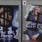 Pintadas en carteles electorales de Macron y Le Pen.-AFP / DAMIEN MEYER