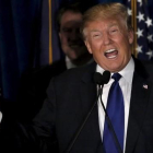 Trump reacciona ante su victoria en Manchester (Nuevo Hampshire), este martes.-REUTERS / JIM BOURG