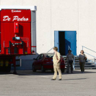 Trabajadores de Norma ayer a la salida del trabajo./ A. M.-