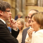 El 'president' Carles Puigdemont junto a la presidenta del Parlament, Carme Forcadell.-