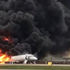 Imagen del avión en llamas en el aeropuerto de Moscú.-REDES SOCIALES