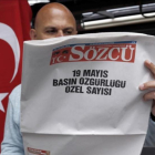El periiódico turco 'Sozcu' se publicó el sábado en blanco para protestar por las detenciones de periodistas.-AP / BURHAN OZBILICI