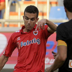 Julio Álvarez se dispone a golpear el balón en el partido ante el Girona. / ÚRSULA SIERRA-