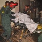 Servicios de emergencia retiran el cadáver de una víctima.-FAISAL KAREEM (EFE)