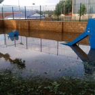 Un parque de Guijuelo inundado ayer tras la intensa tormenta de madrugada.-ICAL