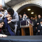 La madre y la hermana de Yoav Hattab junto a su cuerpo.-Foto: REUTERS / NIR KAFRI