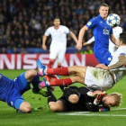 Partido de Champions Leicester-Sevilla. En la imagen, Schmeichel hace el penalti sobre Vitolo que, segundos después, el portero del Leicester paró a N'Zonzi.-Laurence Griffiths