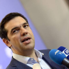 El Primer Ministro griego, Alexis Tsipras, se dirige a la prensa después de la cumbre de la Eurozona donde se ha decido los términos para el tercer rescate financiero de Grecia.-Foto: AFP / THIERRY CHARLIER