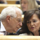 El ministro de Exteriores, Josep Borrell, conversa con la vicepresidenta del Gobierno, Carmen Calvo, en el Senado, el pasado 11 de diciembre.-DAVID CASTRO