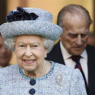 La Casa Real británica convoca una reunión de emergencia en el Palacio de Buckingham La reina Isabel II de Inglaterra (i) y su marido, el duque Felipe de Edimburgo.-EFE